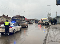 В Астрахани мальчика на дороге сбила машина: пострадавшего госпитализировали