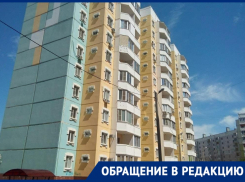 «Невыносимо для семей с детьми»: пока дом затапливает, астраханцы полтора месяца сидят без воды