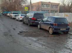 Чиновники Астрахани две недели искали главного по ямам
