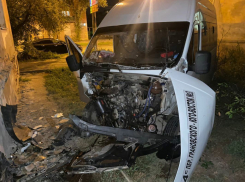 Маршрутное такси врезалось в жилой дом в Астрахани, есть погибшие