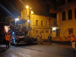 В Астрахани начали ремонт испорченной сточными водами дороги