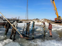 Шесть дней жители астраханского села и МЧС расчищали паромную переправу ото льда 