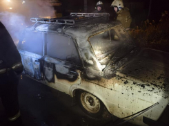 Ночью в Астрахани подожгли автомобиль