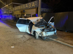 17-летняя астраханка погибла в ночном ДТП: водитель въехал в опору ЛЭП