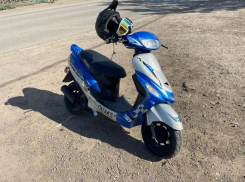 В Астрахани полицейские остановили скутер и потребовали денег с водителя