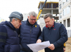 Игорь Бабушкин проинспектировал строящиеся социальные объекты в Астрахани 