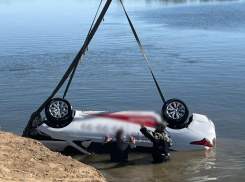 Под Астраханью таксист доставил своих клиентов в реку