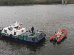 В Астрахани по Волге растеклось маслянистое пятно в 300 «квадратов»