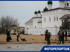 Подготовка полным ходом: как в Астрахани ледовый каток создают