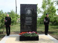 В астраханском поселке открыли парк и памятник имени погибшего Алексея Вакуленко
