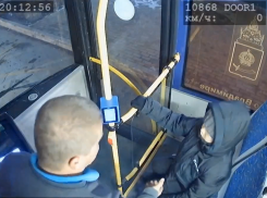 «Один дома» по-астрахански: родители забыли ребенка в автобусе