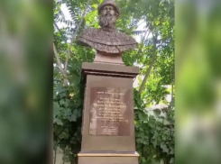 Бюст Ивана Грозного установили в одном из дворов Астрахани