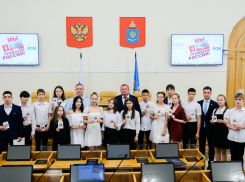 16 школьников получили паспорта в Думе Астраханской области 