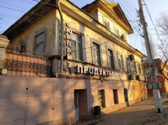 В Астрахани семья опасается пострадать при обрушении дома-памятника культурного наследия