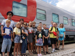 В Астрахани подросткам провели профилактические уроки в вагоне охраны труда