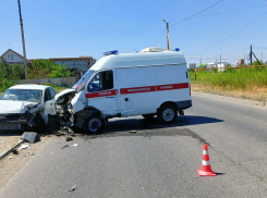 В Астрахани скорая помощь попала в серьезную аварию, есть пострадавший