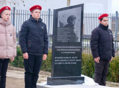 Под Астраханью погибшим на СВО землякам открыли памятный знак