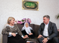 Депутат астраханской облдумы поздравил ветерана со столетием