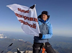 На самой высокой точке Эльбруса подняли флаг в честь астраханки 