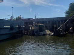 В Советском районе Астрахани затонуло судно
