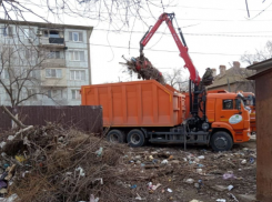 Астраханцы оставили коммунальщикам почти 600 кубометров новогоднего мусора