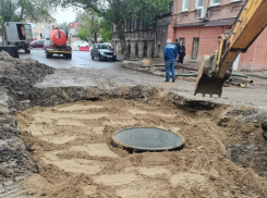 На месте ремонта ливневки в Астрахани установили центральный колодец 