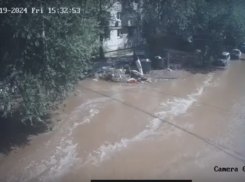 В Астрахани на улице Ботвина прорвало магистральную трубу