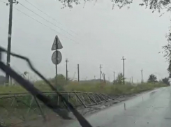 В Астрахани рухнуло ограждение, недавно установленное за счет бюджета