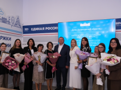 Игорь Мартынов наградил астраханские педагогические династии