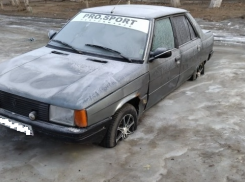Машина астраханца вмерзла в лед, который образовался из-за коммунальной аварии