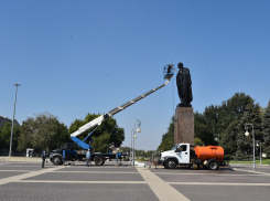 В Астрахани помыли Ильича и собираются мыть Петра Первого