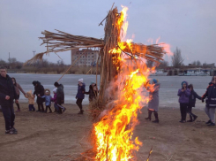 Жители посёлка Свободный отпраздновали Масленицу по-семейному