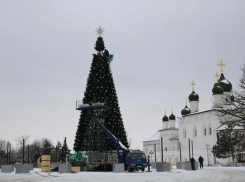 В Астраханском кремле разбирают новогоднюю елку