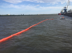 Специалисты морской службы устранили нефтяное пятно на Волге в Астрахани