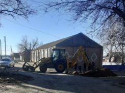 В астраханском селе вторые сутки нет воды: коммунальные службы ищут повреждения в сети