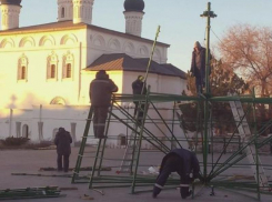 В Астрахани начали устанавливать елку в Кремле