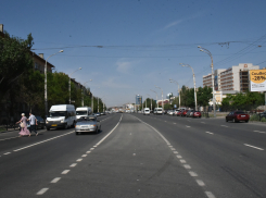 В Астрахани ремонтируют три дороги, ведущие к больницам 