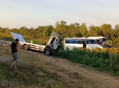 Рейсовый автобус «Астрахань – Москва» попал в ДТП: 16 человек пострадали