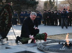 В День защитника Отечества в Астрахани почтили память погибших воинов