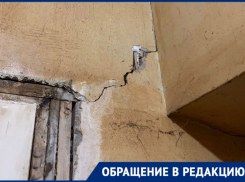 В Астрахани трещит по швам двухэтажный дом рядом с Кировским рынком