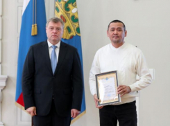 Водитель астраханского онкодиспансера получил награду за спасение людей в ЛНР