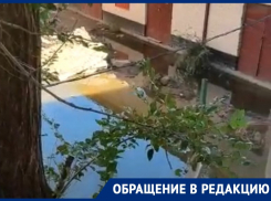 Астраханцы четыре дня не могут выйти из дома из-за порыва канализации