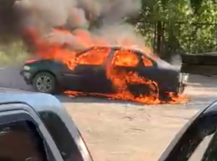 В Астрахани у торгового центра сгорел автомобиль