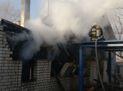 В Астрахани на пожаре погибли маленькая девочка и ее бабушка