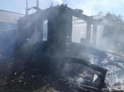 Неосторожное курение уничтожило жилой дом в Астрахани