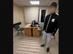 В Астрахани задержали очередного курьера мошенников с украденными деньгами