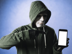 В Астрахани мошенники вынудили пенсионера оформить 3 кредита