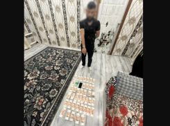Мошенник выдавал себя за двух девушек и разводил астраханца на деньги