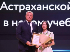 Астраханский губернатор наградил лучших учителей и педагогов за профессионализм