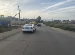 В Астрахани автомобиль наехал на маленькую девочку